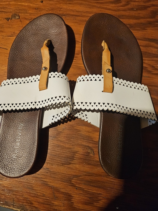 Relativity Shoes - Relativity White and Tan Scalloped Toe-Post Sandals